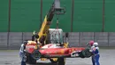 Pada lap ke-20, pebalap Ferrari, Kimi Raikkonen, harus mengakhiri balapan lebih cepat. Dia melintir saat trek lurus karena mengalami masalah pada ban. (AFP/Miguel Schincariol)