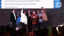 Ketua DPP PDIP Utut Adianto (ketiga kanan) toto bersama saat menerima penghargaan Anugerah Keterbukaan Informasi Publik Tahun 2022 di Tangerang, Banten, Rabu (14/12/2022). Partai Demokrasi Indonesia Perjuangan (PDIP) kembali berhasil meraih penghargaan Anugerah Keterbukaan Informasi Publik Tahun 2022 dari Komisi Informasi Pusat (KIP) RI yang diwakili oleh Ketua DPP PDIP Utut Adianto. (Liputan6.com/Johan Tallo)