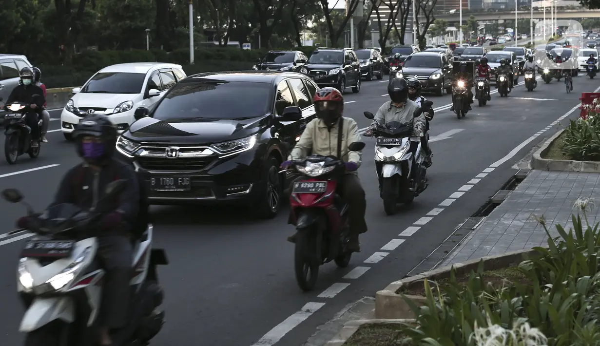 Kendaraan melintasi Jalan Jenderal Sudirman, Jakarta, Jumat (15/5/2020). Ditlantas Polda Metro Jaya menyatakan dalam beberapa hari terakhir mulai terjadi peningkatan volume kendaraan yang diduga karena banyak perkantoran yang sudah tidak menerapkan work from home (WFH). (Liputan6.com/Johan Tallo)