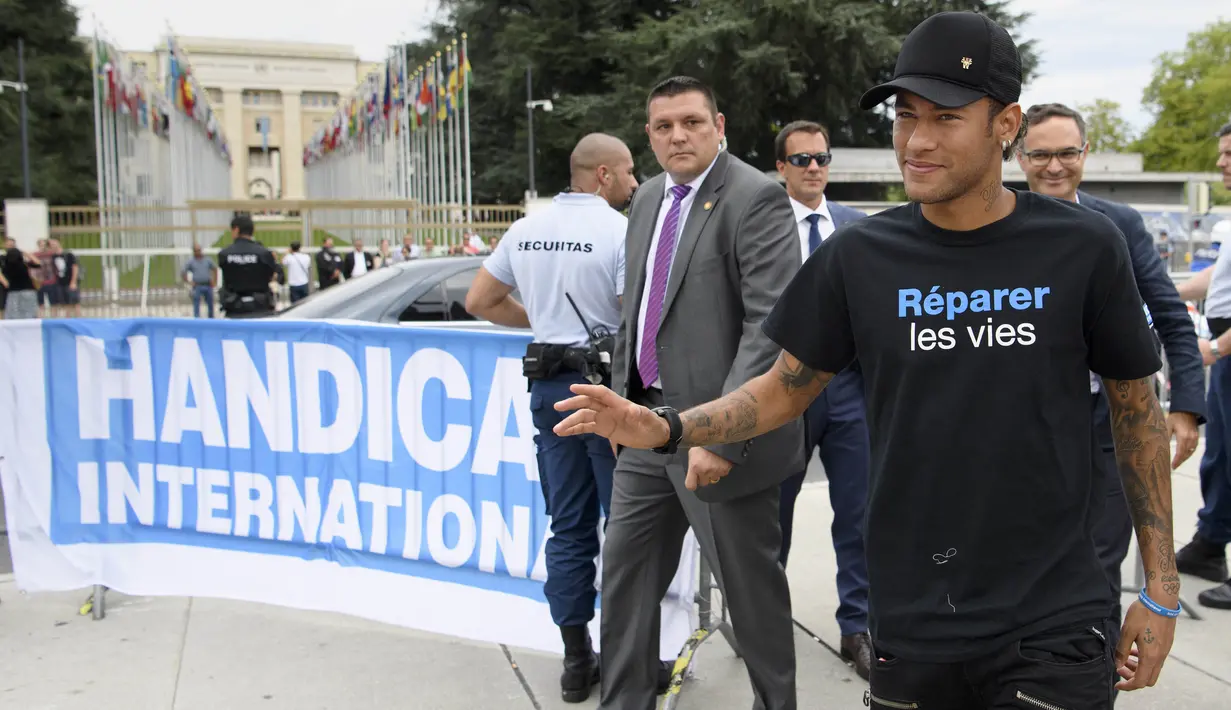Bintang Paris Saint-Germain, Neymar Jr, menyapa penggemarnya saat tiba di lokasi konferensi pers di Kantor PBB, Jenewa, (15/8/2017). Neymar Jr akan fokus membantu penyandang disabilitas dan terpuruk dalam kemiskinan. (AP/Laurent Gillieron)