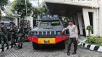 Polisi berdiri dekat mobil Barracuda di halaman Pengadilan Negeri Jakarta Utara, Senin (26/2). Kendaraan taktis itu disiagakan dalam pengamanan sidang peninjauan kembali (PK) yang diajukan Basuki Tjahaja Purnama (Ahok). (Liputan6.com/Arya Manggala)