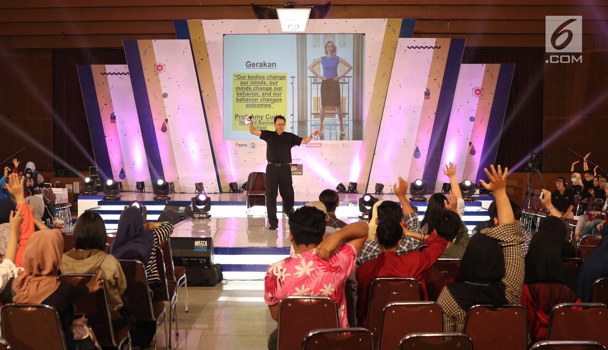 Motivator, Tung Desem Waringin saat memberikan motivasi kepada peserta EGTC 2018 Bandung di Graha Sanusi Hardjadinata, Universitas Padjajdaran, Bandung, Kamis (6/12). Tung Desem Waringin memberi motivasi percaya diri. (Liputan6.com/Helmi Fithriansyah)