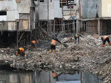 Petugas membersihkan sampah yang memenuhi aliran Kali Gendong di kawasan Penjaringan, Jakarta, Senin (3/12). Kali Gendong dipenuhi sampah rumah tangga. (Liputan6.com/Immanuel Antonius)