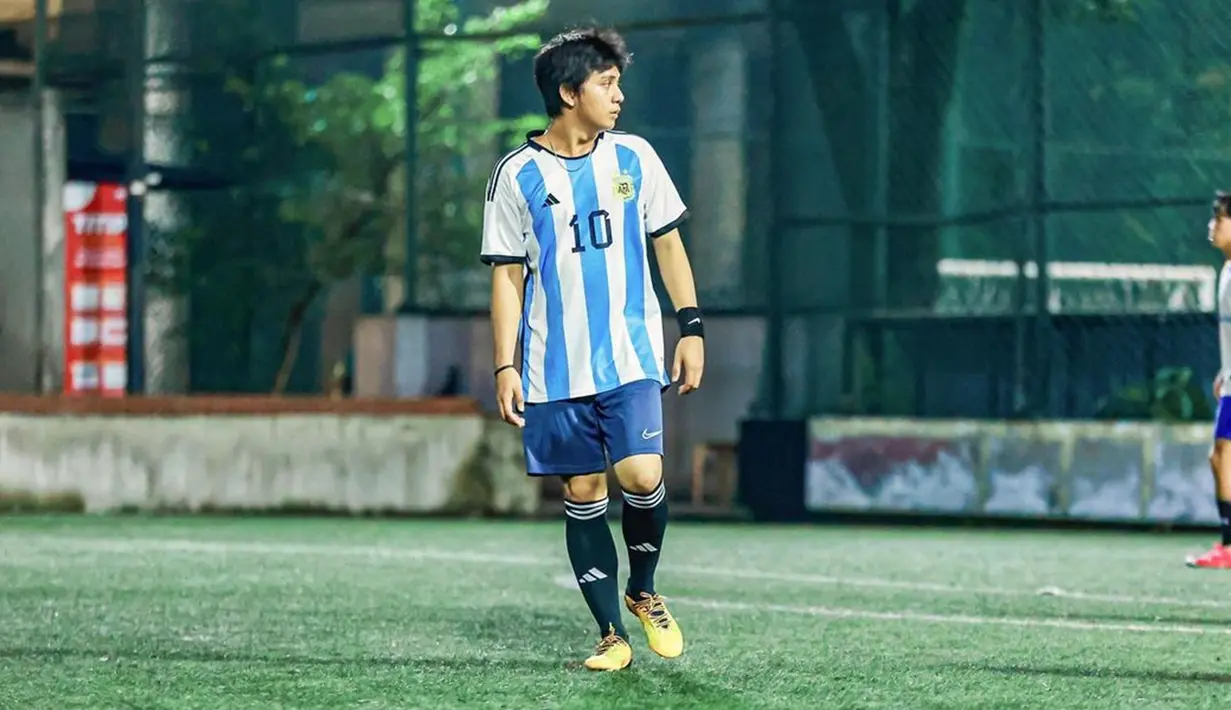 Dirinya pun diketahui merupakan penggemar dari Lionel Messi. Bahkan, ia juga memiliki jersey dari pemain dengan nomor punggung 10 dari pemain Argentina ini. (Liputan6.com/IG/@arbaniyasiz)