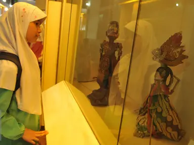 Pengunjung mengamati koleksi Museum Wayang di Kota Tua, Jakarta, Jumat (8/7). Selama liburan lebaran, pengunjung Museum Wayang meningkat hingga empat kali lipat dari hari biasa. (Liputan6.com/Gempur M Surya)
