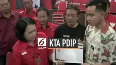 Putra Presiden Jokowi Gibran Rakabuming Raka resmi menjadi anggota PDI-P setelah menerima kartu tanda anggota. Gibran juga bertanya soal pendaftaran Pilwalkot Solo 2020.