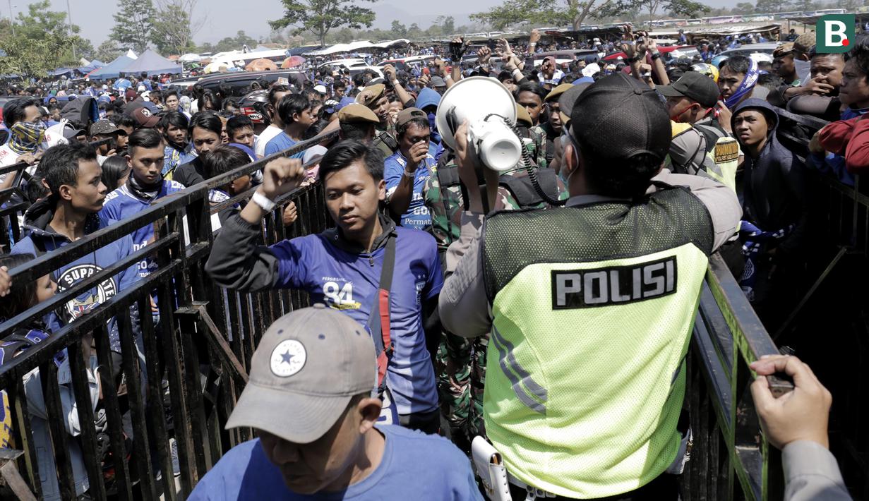Sejumlah suporter memasuki Stadion GBLA, Jawa Barat, Minggu (23/9/2018). Pengamanan jelang laga Persib Bandung kontra Persija Jakarta diperketat. (Bola.com/M Iqbal Ichsan)