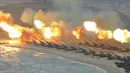 Sejumlah artileri menembakkan rudal selama latihan militer di sepanjang garis pantai di lokasi yang tidak diketahui, Korea Utara (25/3/2016). Latihan militer ini dipantau langsung oleh sang pemimpin, Kim Jong-un.(Reuters/KCNA)