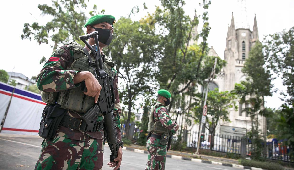 Anggota TNI bersenjata lengkap bersiaga di sekitar Gereja Katedral, Jakarta, Kamis (1/4/2021). Sebanyak 150 personel gabungan TNI, Polri dan Satpol PP melakukan pengamanan jelang rangkaian perayaan Hari Paskah di gereja tersebut. (Liputan6.com/Faizal Fanani)