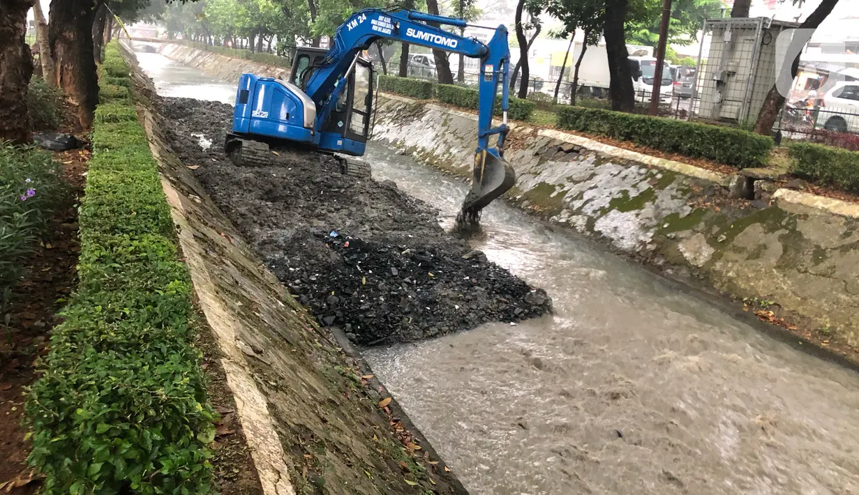 Petugas Sudin SDA Setiabudi menggunakan alat berat untuk mengeruk lumpur yang mengendap di Kali Minangkabau, Jakarta, Kamis (2/7/2020). Pengerukan dilakukan guna mengembalikan kedalaman kali sehingga memerlancar aliran air. (Liputan6.com/Immanuel Antonius)