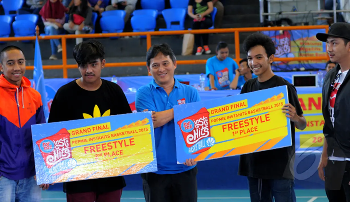Kegembiraan terpancar dari peserta yang menjadi juara Popmie InstaHits Grand Final Kompetisi Frestyle Bakset Ball, Senayan, Minggu (17/2/2015). (Liputan6.com/Faisal R syam) 