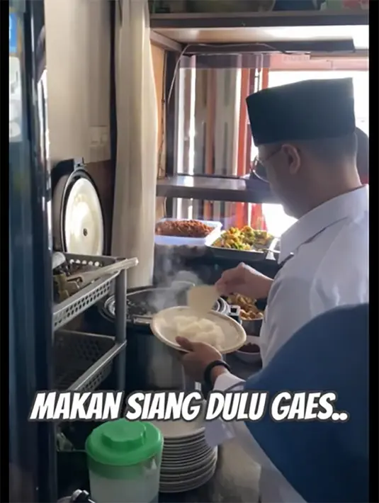 Momen makan siang di warung sederhana. Meski seorang pejabat, dalam video tersebut Hengky tampak mengambil  nasi hingga lauk sendiri. [Instagram/hengkykurniawan]