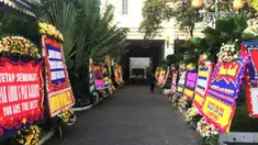 Balai Kota DKI Jakarta kembali dipenuhi warga yang ingin bertemu Gubernur Basuki Tjahaja Purnama atau Ahok, Rabu (3/5/2017), pagi. Karangan bunga juga masih berdatangan memenuhi halaman Balai Kota. 