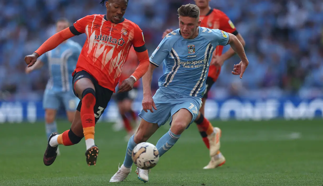 Pemain Coventry City, Viktor Gyokeres (kanan) berebut bola dengan pemain Luton Town, Gabriel Osho pada laga final play-off English Championship di Wembley Stadium, London, 27 Mei 2023. Gyokers tampil memukau di klubnya pada musim lalu dengan mencetak 21 gol dan 12 assist dalam 46 penampilan. Sporting Lisbon dilaporkan sedang dalam pembicaraan lanjutan untuk merekrut sang pemain dengan harga 18,5 juta pounds. Namun, Manchester United masih punya kesempatan untuk membajaknya. (AFP/Adrian Dennis)