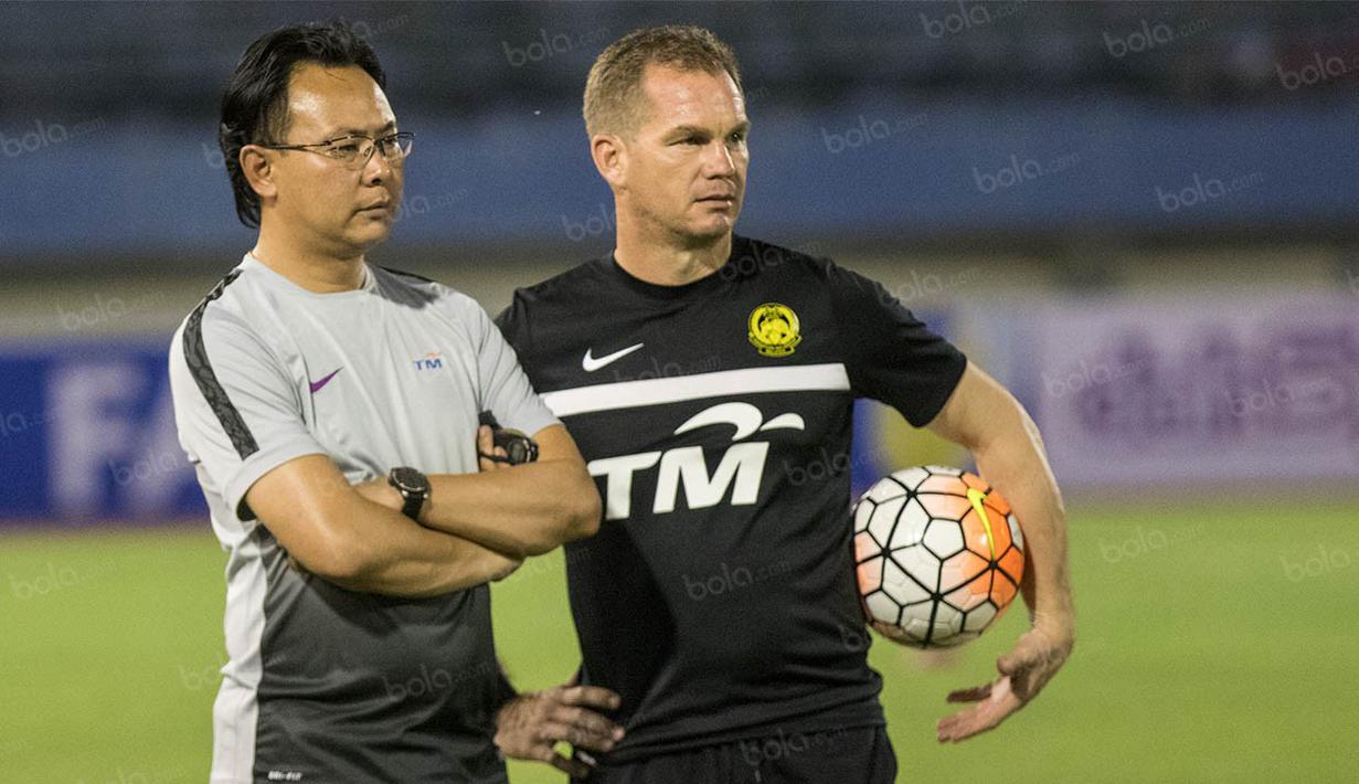 Pelatih timnas Malaysia, Ong Kim Swee, memantau latihan anak asuhnya jelang laga ujicoba melawan Indonesia. (Bola.com/Vitalis Yogi Trisna)