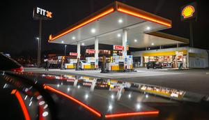 Harga minyak dunia diperkirakan akan terus beranjak naik. Tampak foto yang menunjukkan sebuah Stasiun Pengisian Bahan Bakar Umum (SPBU) Shell di Bochum, Jerman, pada Rabu 4 Maret 2026. (Ina FASSBENDER/AFP)