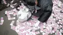 Massa yang tergabung dalam koalisi #BersihkanIndonesia menggelar aksi teatrikal di depan Gedung Bawaslu, Jakarta, Selasa (15/1). Massa aksi terdiri dari aktivis Greenpeace, Auriga, JATAM dan ICW. (Liputan6.com/Faizal Fanani)