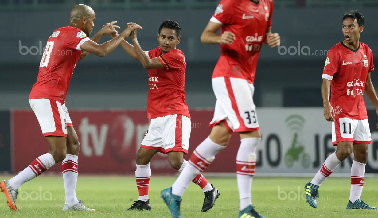Pemain Persija Jakarta, Ramdani Lestaluhu (2kiri) dan Reinaldo Costa merayakan gol ke gawang Persela Lamongan pada lanjutan Liga 1 2017 di Stadion Patriot Bekasi, Minggu (27/8/2017).  Persija menang 2-0. (Bola.com/Nicklas Hanoatubun)