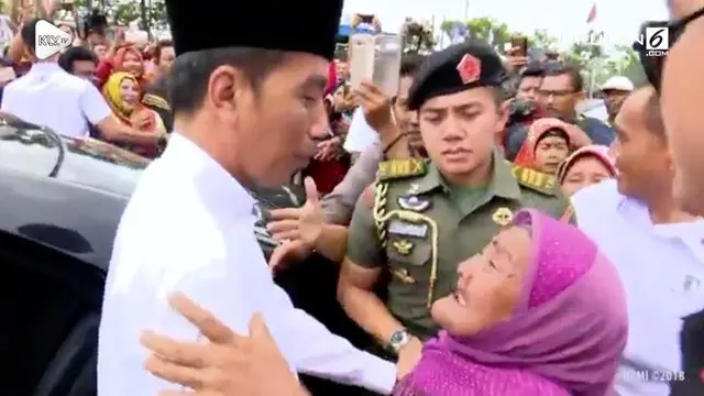 Seorang nenek tua memeluk dan menangis pada Presiden Jokowi di Lamongan, Jawa Timur.