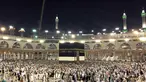 Umat muslim mengelilingi Kabah saat melakukan ibadah haji di Masjidil Haram, Mekah, Arab Saudi (28/8). Umat Muslim dari berbagai negara setiap tahunnya melaksanakan ibadah haji pada tanggal 8-12 Dzulhijjah. (AP Photo / Khalil Hamra)