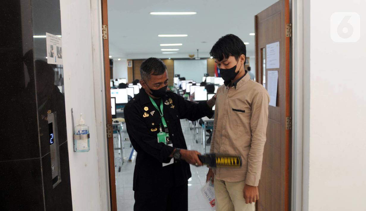 Petugas keamanan memeriksa peserta yang akan mengikuti Ujian Tulis Berbasis Komputer (UTBK) Seleksi Bersama Masuk Perguruan Tinggi Negeri (SBMPTN) 2022 gelombang pertama di Universitas Pembangunan Nasional (UPN), Jakarta, Selasa (17/5/2022). UTBK SBMPTN 2022 digelar mulai hari ini hingga 23 Mei 2022. (merdeka.com/Arie Basuki)