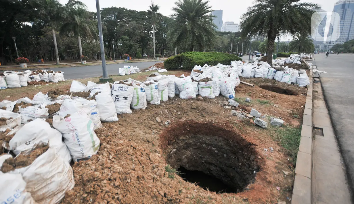Salah satu sumur resapan yang dibuat di kawasan Monas, Jakarta, Kamis (21/11/2019). Sudin Perindustrian dan Energi Kota Administrasi Jakpus membuat sekitar 70 titik sumur resapan di taman kawasan Monas guna meminimalisir genangan sekaligus menampung air saat hujan. (merdeka.com/Iqbal Nugroho)