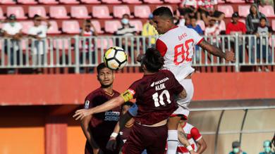 Duel Madura United vs PSM dalam laga leg kedua semifinal Piala Indonesia 2018 di Stadion Gelora Madura, Pamekasan, Minggu (7/7/2019). (Bola.com/Aditya Wany)