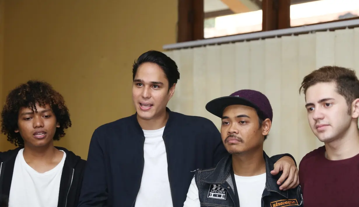 "Ngelihat hari ini, mereka senyum bahagia. Mereka sambut hangat. Itu bikin saya sendiri bangga. Bisa ngelihat mereka ketawa, seneng banget," kata Mischa di Yayasan Sasana Tresna Werdha, kawasan Ciracas, Jakarta Timur, Rabu (14/2).(Nurwahyunan/Bintang.com)