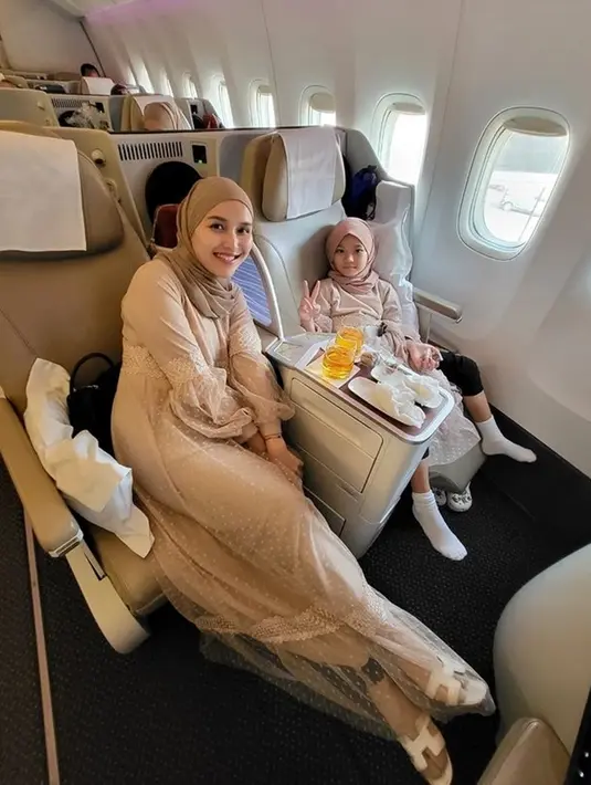 Saat berangkat ke Tanah Suci untuk umroh, Ayu Ting Ting dan Bilqis juga terlihat memakai dress dengan warna krem. Kedunya tampil memesona dalam balutan hijab. (Liputan6.com/IG/@ayutingting92)