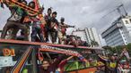 Suporter Persija Jakarta, The Jakmania, konvoi merayakan gelar Piala Presiden dengan melintasi Senayan hingga Monas, Jakarta, Minggu (18/2/2018). Persija meraih juara setelah mengalahkan Bali United. (Bola.com/Vitalis Yogi Trisna)