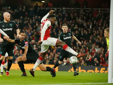 Pemain Arsenal, Danny Welbeck (tengah) mencetak gol ke gawang West Ham United pada laga perempat final Piala Liga Inggris di Emirates Stadium, Selasa (20/12). Gol tunggal Welbeck memberikan Arsenal kemenangan 1-0 atas West Ham United. (AP /Alastair Grant)
