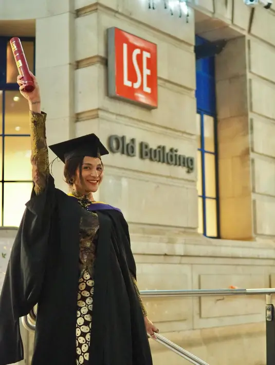 Dena Rachman menyebut kebaya Janggan wisudanya jadi representasi kesetaraan gender yang dimediasi melalui pakaian. Sahabat Fimela, setuju? [@denarachman]