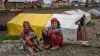 Gowri Khan dan Khatija, perempuan pengembara Kashmir Bakarwal duduk di luar kamp sementara di pinggiran Srinagar, India, 31 Agustus 2020. Suku Bakarwals adalah kaum penggembala nomaden di Jammu Kashmir, yang berpindah-pindah mencari padang rumput yang baik untuk ternak mereka. (AP Photo/Dar Yasin)