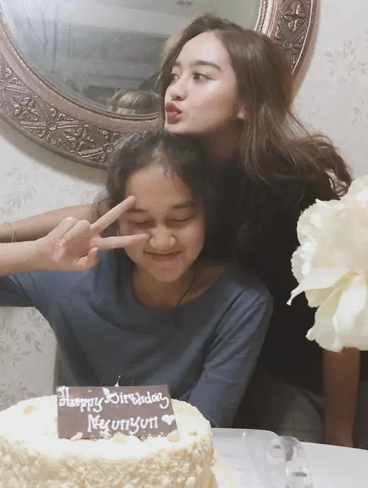 Momen ketika Salsha memberikan kejutan ulang tahun untuk sang adik. (Liputan6.com/IG/@salshabillaadr)