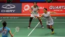 Pebulutangkis ganda putri Indonesia, Greysia Polii/Nitya mengembalikan bola ke arah Tian Qing/Zhao Yunlei (Tiongkok) di Total BWF World Championships 2015, Jakarta, Sabtu (15/8/2015). Greysia/Nitya kalah 8-21, 16-21. (Liputan6.com/Helmi Fithriansyah)