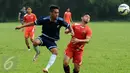 Salah satu pemain Persija berebut bola dengan tim Pra PON DKI Jaya saat uji coba di NYTC Sawangan, Depok, Selasa (8/12/2015). Laga ini persiapan jelang babak 8 besar Piala Jenderal Sudirman. (Liputan6.com/Helmi Fithriansyah)