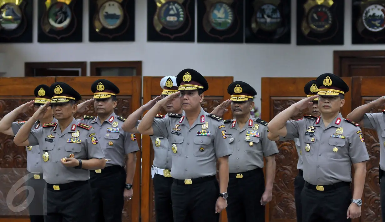 Sepuluh perwira tinggi Polri menerima kenaikan pangkat pada upacara di Rupatama Mabes Polri, Jakarta, Senin (23/5).  Salah satunya yakni, Kepala Divisi Humas Polri, Boy Rafli yang sebelumnya berpangkat Brigjen menjadi‎ Irjen. (Liputan6.com/Johan Tallo)