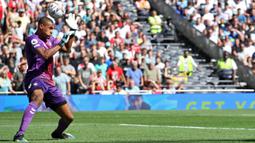 Gavin Bazunu menjadi kiper baru Southampton usai direkrut dari Manchester City U-21. Ia diboyong dengan harga 14 juta euro. Sayang, pemain Irlandia tersebut gagal mengamankan gawangnya dan harus kebobolan sebanyak empat gol. (AFP/Chris Radburn)