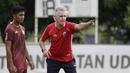 Pelatih Persija Jakarta, Ivan Kolev, memberikan instruksi kepada pemainnya saat latihan di Lapangan Sutasoma, Jakarta, Rabu (16/1). Ini merupakan latihan perdana yang dipimpin oleh Ivan Kolev. (Bola.com/Yoppy Renato)