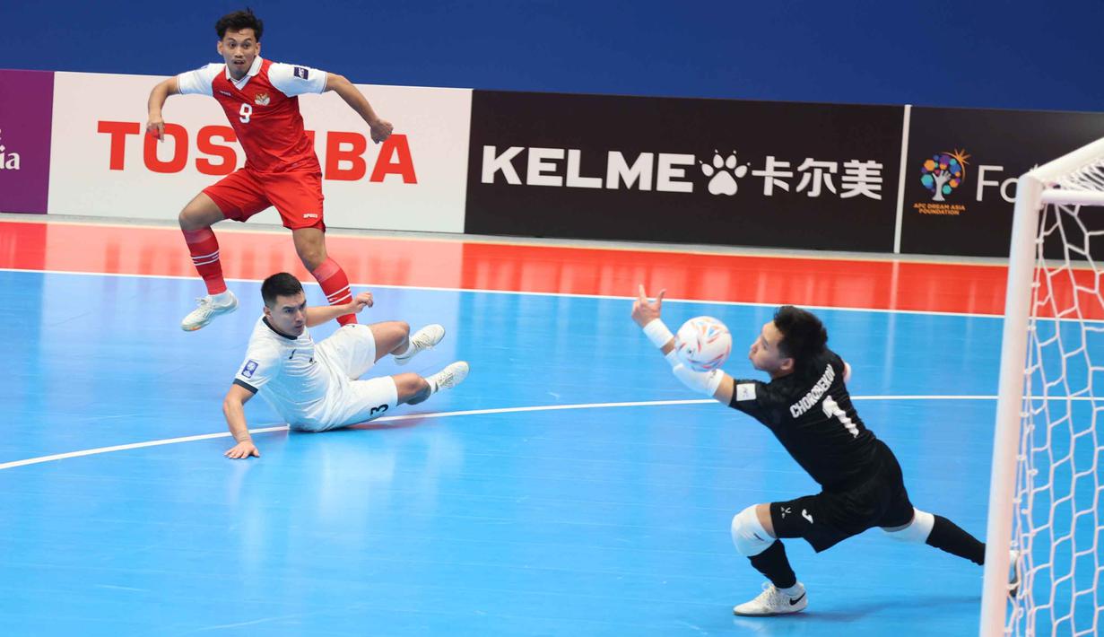 Kepastian ini didapat usai skuad Garuda menumbangkan Kirgizstan dengan skor meyakinkan 5-3 dalam laga kedua Grup A di Indonesia Arena, Jakarta, Kamis (29/1/2026) malam. Tampak dalam foto, pemain Timnas Futsal Indonesia, Rio Pangestu Putra (kiri) saat melawan Kirgistan pada laga kedua Grup A Piala Asia Futsal 2026, Kamis (29/1/2026) malam WIB. (Bola.com/M Iqbal Ichsan)