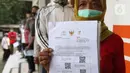 Salah satu Keluarga Penerima Manfaat (KPM) saat akan mencairkan bantuan sosial tunai di Kantor Pos Bogor, Jawa Barat, Rabu (13/5/2020). Bantuan langsung tunai bagi yang terdampak COVID-19 itu senilai Rp 600 ribu per bulan selama tiga bulan ke depan. (merdeka.com/Arie Basuki)