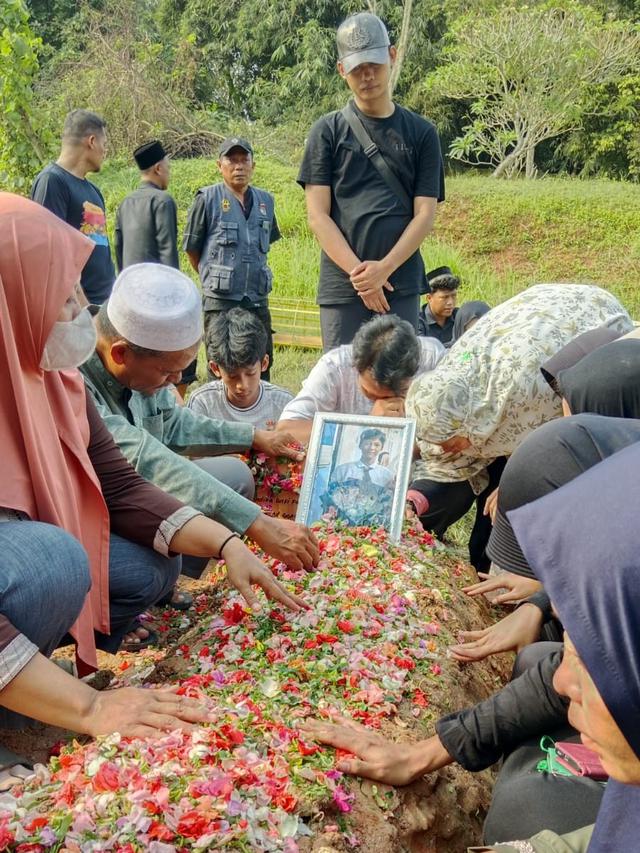 Pemakaman Andika korban kerusuhan dalam demo di Jakarta