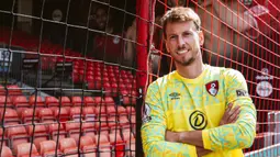 Neto. Kiper berusia 33 tahun yang memiliki nama lengkap Norberto Murara Neto ini didatangkan AFC Bournemouth dari Barcelona pada awal musim 2022/2023 dengan status bebas transfer dan terikat kontrak selama 1 tahun hingga Juni 2023. Bersama Bournemouth musim ini ia telah tampil 7 kali di Liga Inggris dengan torehan 2 kali clean sheet dan kebobolan 7 gol. (afcb.co.uk)