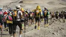Para peserta melanjutkan perjalanan saat mengikuti lomba marathon sejauh 250 kilometer di Gurun Ica, Kamis (30/11/2017). Marathon yang terbagi dalam enam tahapan ini diprediksi akan berakhir pada 4 Desember. (AFP/Jean-Philippe Ksiazek)