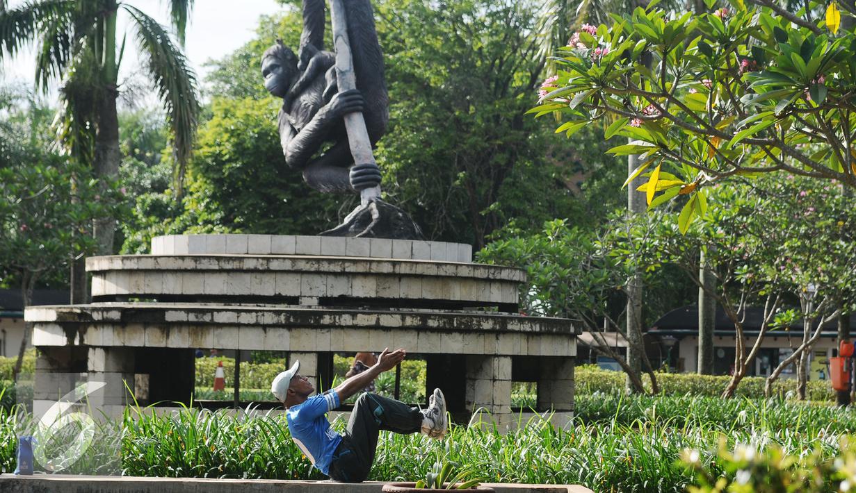 Warga melakukan aktivitas olahraga di sekitar kawasan Kebun Binatang Ragunan, Jakarta, Minggu (9/10). Kawasan KBR menjadi salah satu lokasi alternatif warga Jakarta untuk berolahraga pada Minggu pagi. (Liputan6.com/Helmi Fithriansyah)