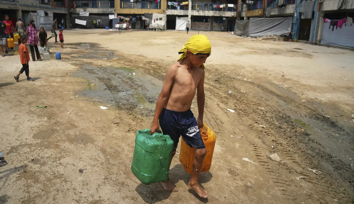 Saat ini, titik pengambilan air bersih hanya tersedia di beberapa lokasi di wilayah Gaza. (AP Photo/Jehad Alshrafi)