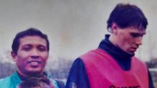 Gusnul Yakin melakukan curi-curi foto bersama Marco Van Basten saat kunjungan ke Belanda pada 1991 silam. (Bola.com/Dok. Pribadi Gusnul Yakin)