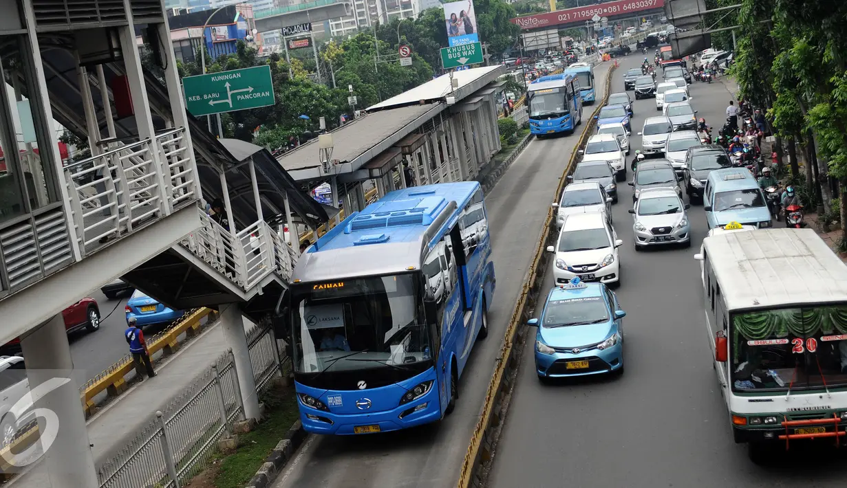 Bus Transjakarta melintas di Jalan Mampang Prapatan Raya, Jakarta, Kamis (6/10). Pemprov DKI Jakarta berencana mengganti bus Transjakarta dengan merek berstandar dunia seperti bus lower deck tipe low entry K250 Scania. (Liputan6.com/Helmi Fithriansyah)