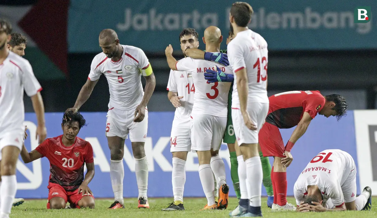 Pemain Indonesia tampak lesu usai dikalahkan Palestina pada laga Asian Games di Stadion Patriot, Jawa Barat, Rabu (15/8/2018). Indonesia takluk 1-2 dari Palestina. (Bola.com/Peksi Cahyo)