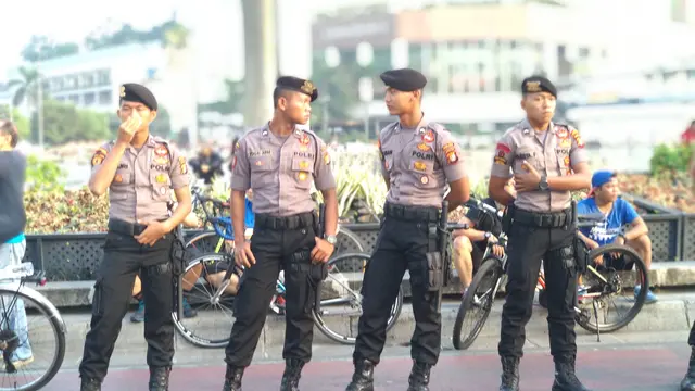 sejumlah aparat kepolisan berjaga di kawasan Bundaran HI saat acara Car Free Day (CFD). (Liputan6.com/Putu Merta Surya Putra)